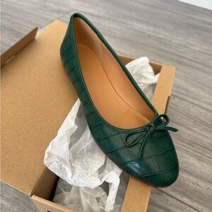 NWT J. Crew Dark Green Croc-Embossed Flats